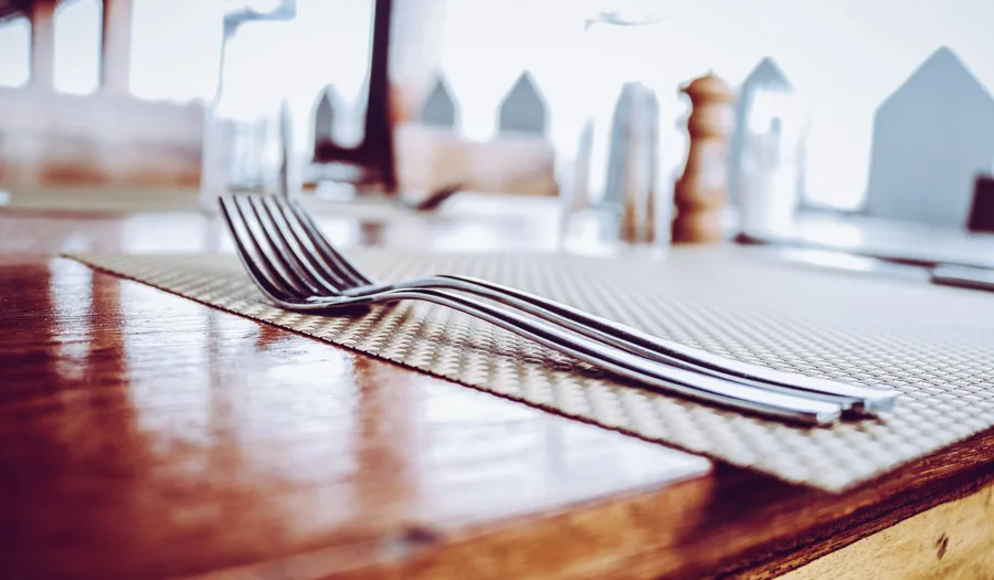 Panduan Lengkap Memilih Peralatan Makan untuk Restoran Cloud Kitchen: Efisiensi Ruang, Durabilitas, dan Presentasi Delivery-Friendly