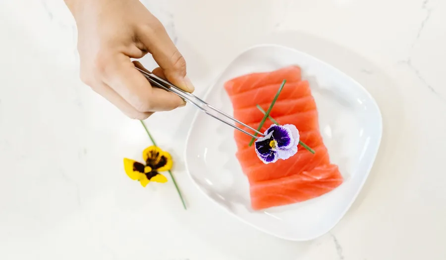Panduan Lengkap Memilih Peralatan Makan untuk Restoran Omakase: Material Premium, Estetika Minimalisme, dan Presentasi Autentik