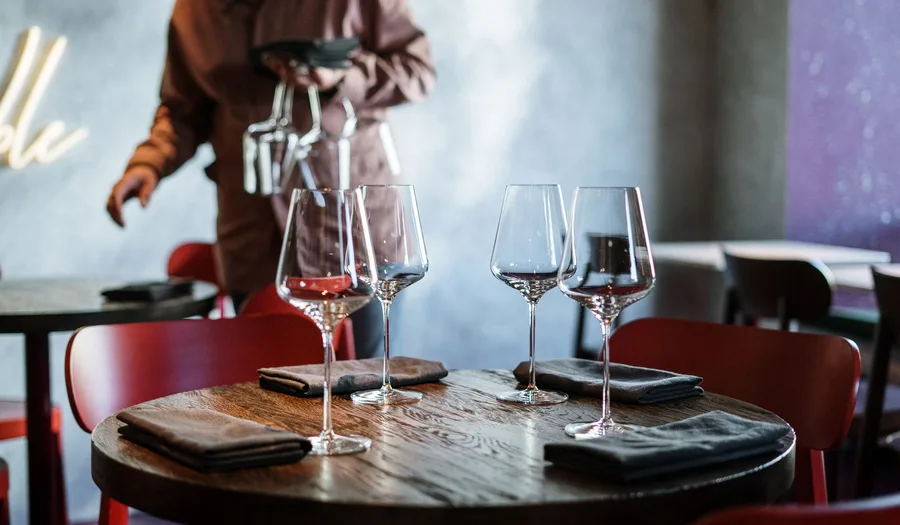 Panduan Lengkap Memilih Peralatan Makan untuk Restoran Cocktail Bar: Glass Shapes, Material, dan Brand Presentation