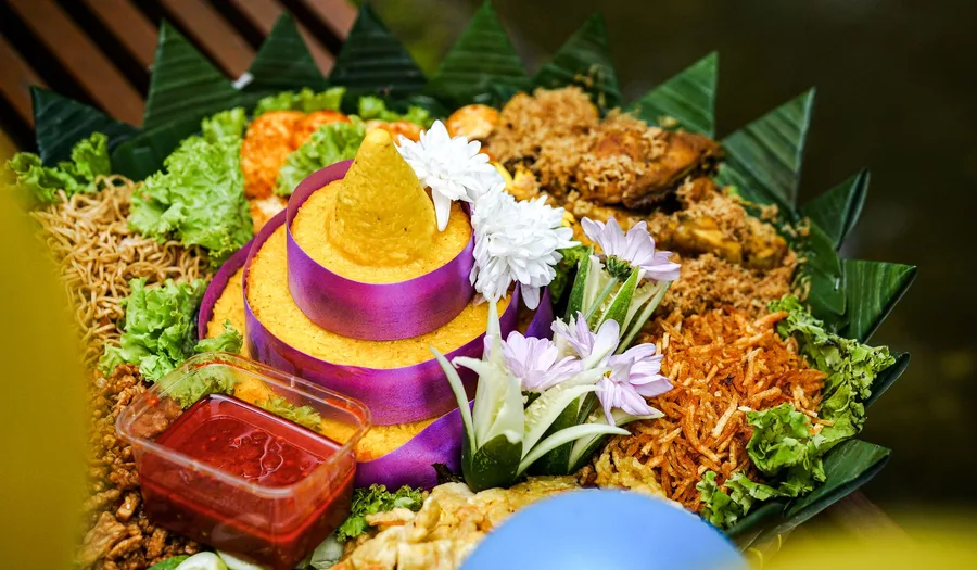 Panduan Lengkap Memilih Peralatan Makan untuk Restoran Nasi Kuning: Material, Ukuran, dan Strategi Presentasi yang Menggugah Selera