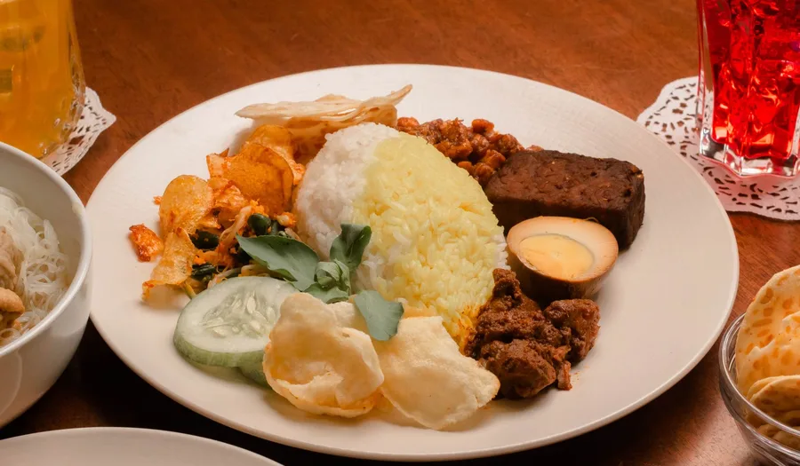 Panduan Lengkap Memilih Peralatan Makan untuk Restoran Nasi Kuning: Material, Ukuran, dan Strategi Presentasi yang Menggugah Selera