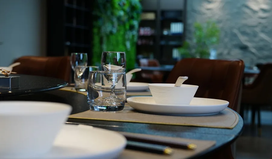 Panduan Lengkap Memilih Peralatan Makan untuk Restoran Modern Minimalis: Material, Ukuran, dan Strategi Presentasi yang Timeless