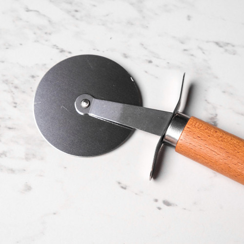 Round Pizza Cutter Wood Handle 3