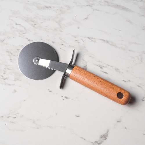 Round Pizza Cutter Wood Handle 4