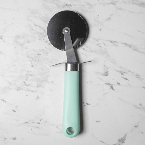 Round Pizza Cutter Cyan Handle 2
