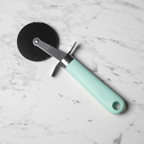 Round Pizza Cutter Cyan Handle 3