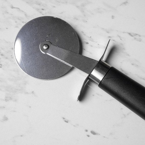 Round Pizza Cutter Onyx Handle 2