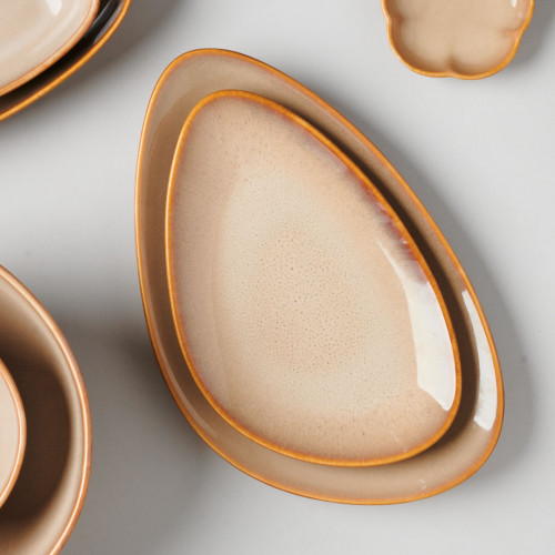 Umbra-Brown Triangular Dinner Plate 9" 7